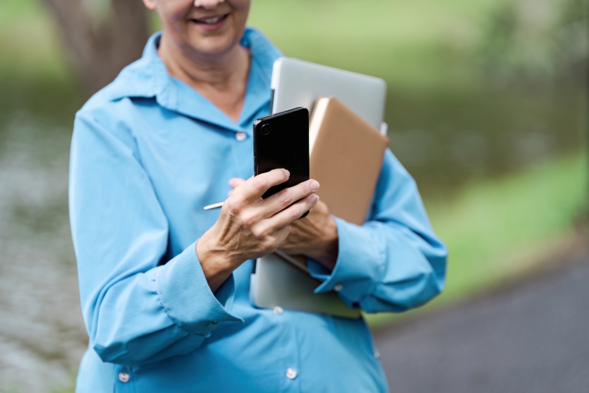 Person reviewing 2024's top financial lessons article on iPhone.